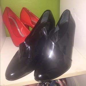 Black heels. Size 39, or 9 in US. Barely worn.